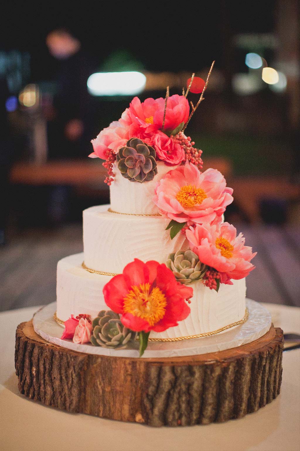 Dallas Affaires Wedding Cake on Tree Stump Stand